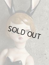 青山忌人形展2025|あらおひとみ「バニーガール」(くろ)