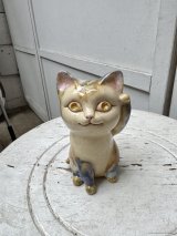 青山忌人形展2025|井桁裕子 「自由な招き猫」(左)