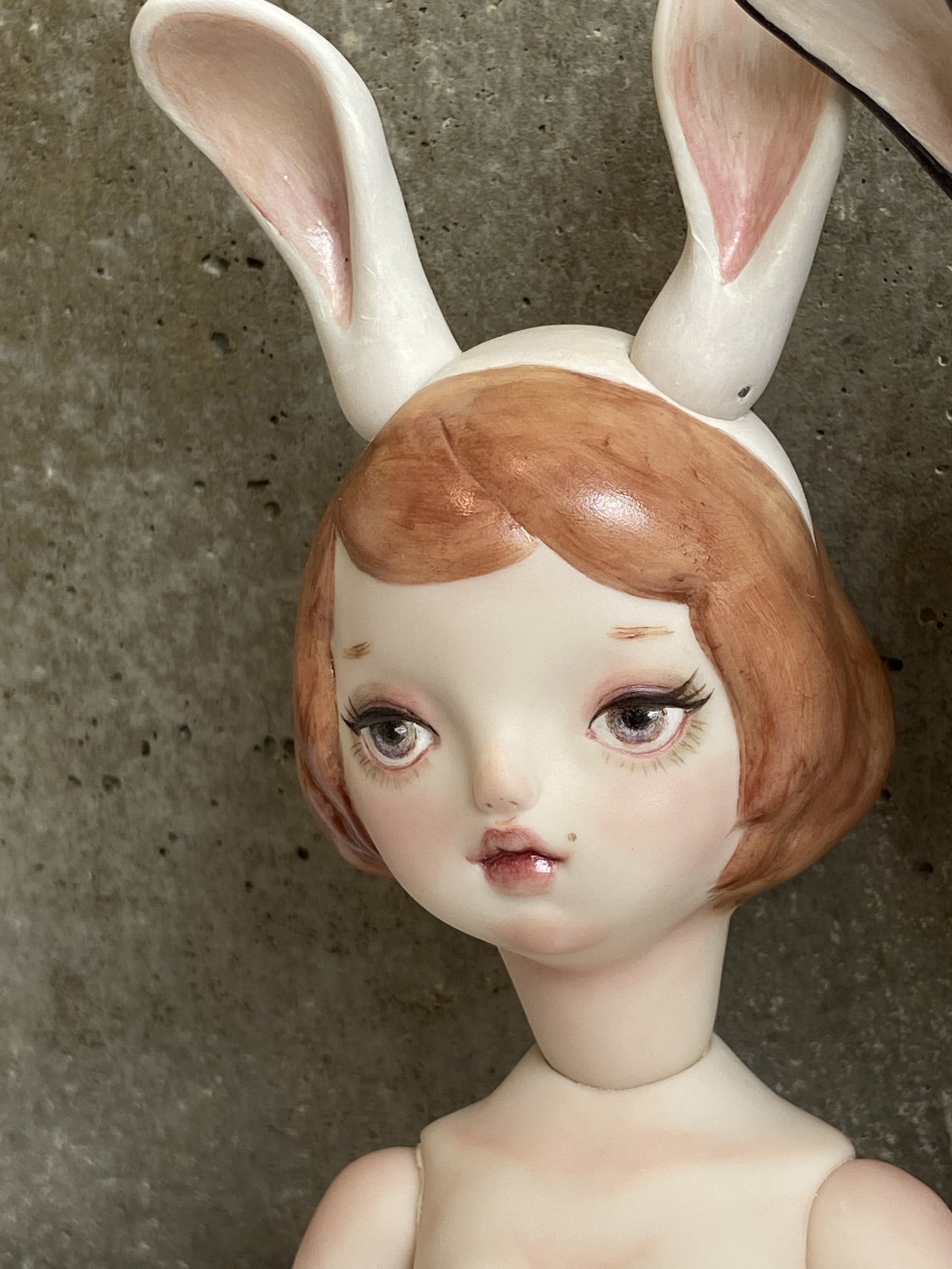 青山忌人形展2025|あらおひとみ「バニーガール」(しろ)