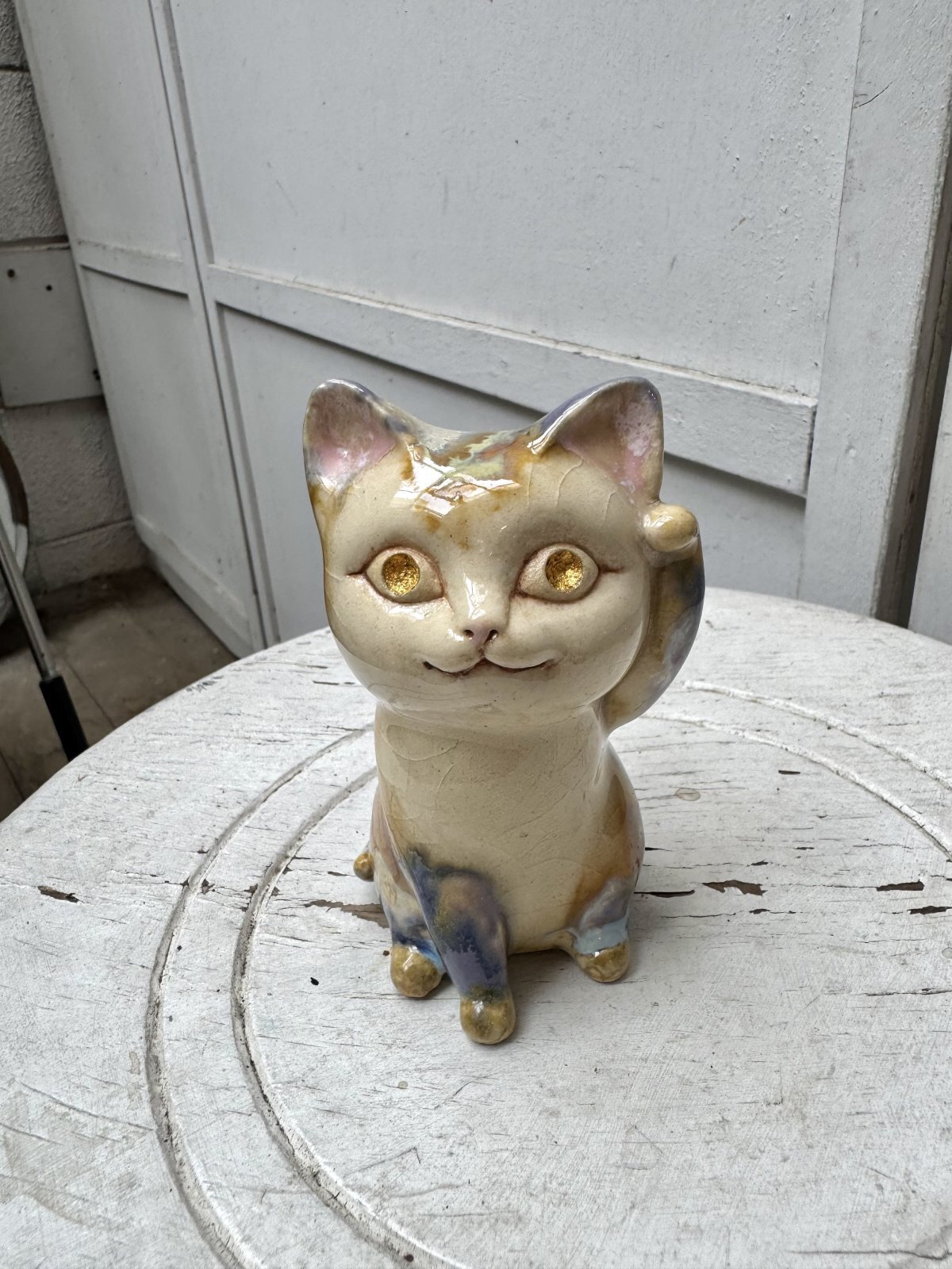 青山忌人形展2025|井桁裕子 「自由な招き猫」(左)