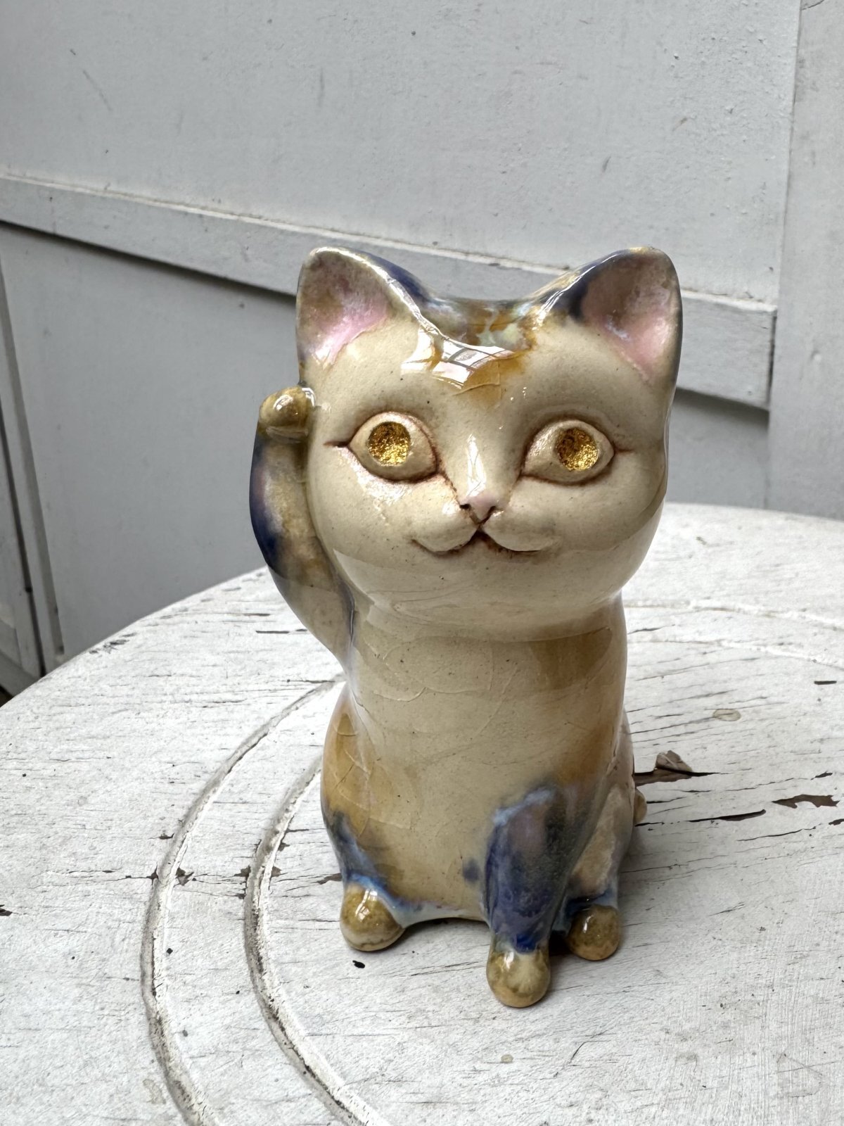 青山忌人形展2025|井桁裕子 「自由な招き猫」(右)